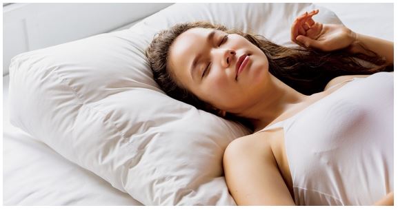 あらゆる寝姿勢に寄り添う枕「ふんわりシンクロピロー」をディノスが発売、ふっくら感のある枕が好きな人のために開発